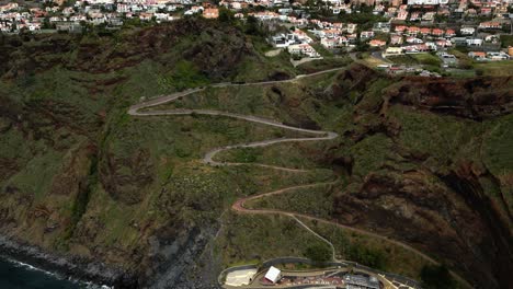 Vista-Aérea-Del-Camino-En-Zig-Zag-Hacia-El-Monumento-A-Jesús-De-Cristo-Rei-En-Canico,-Portugal