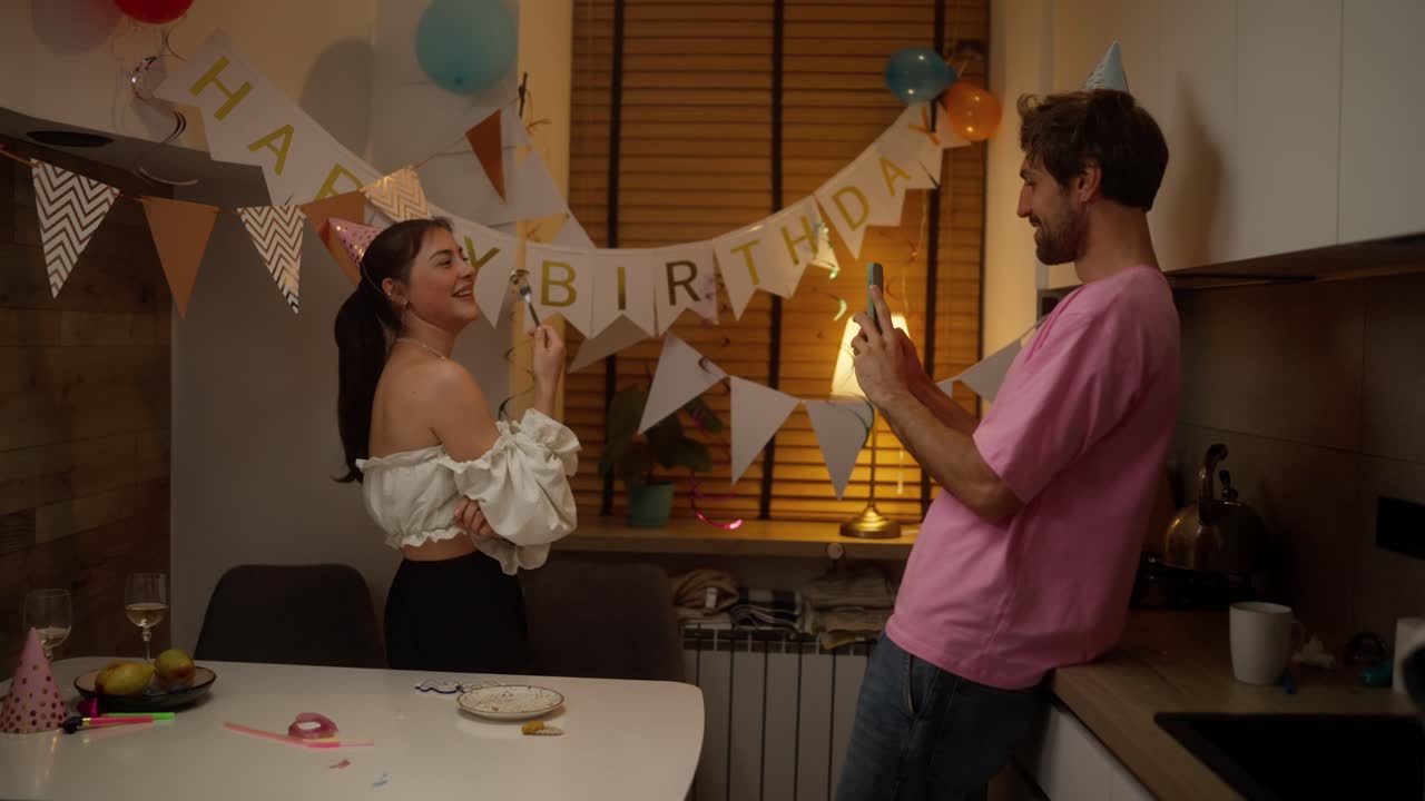 pareja celebrando su cumpleaños en casa
