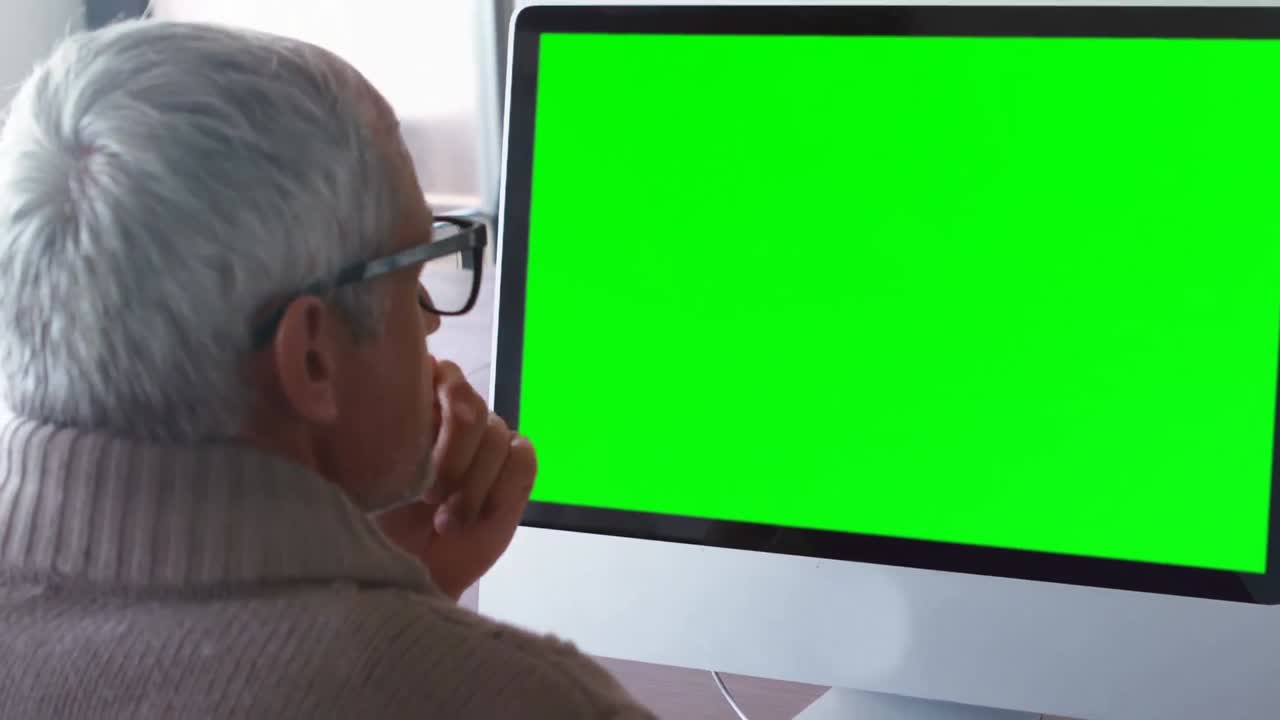 ejecutivo masculino trabajando en una computadora de escritorio