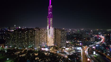 Panorámica-Aérea-Alrededor-Del-Emblemático-Rascacielos-81-En-La-Ciudad-De-Ho-Chi-Minh,-Vietnam-Por-La-Noche