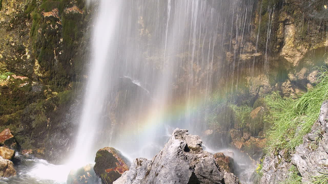toma de una cascada en el parque nacional theti en albania