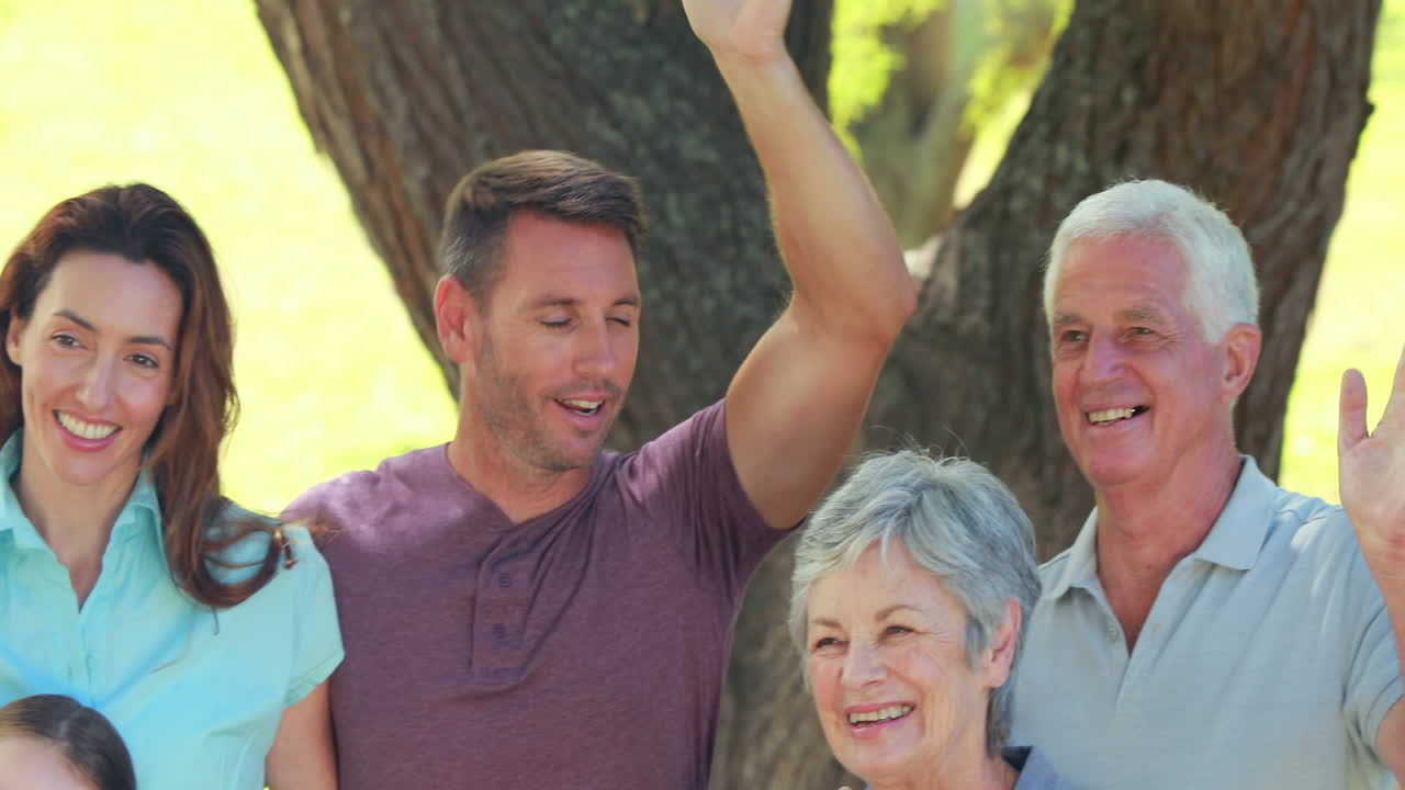 행복한 다세대 가족 제스처링