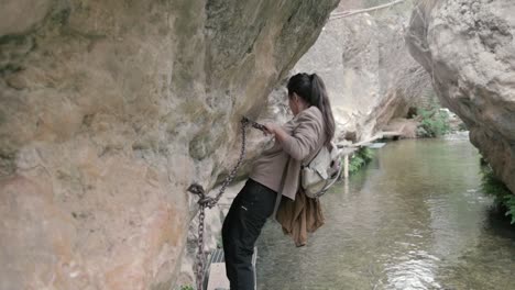 mujer caminando a través de un cañón de montaña
