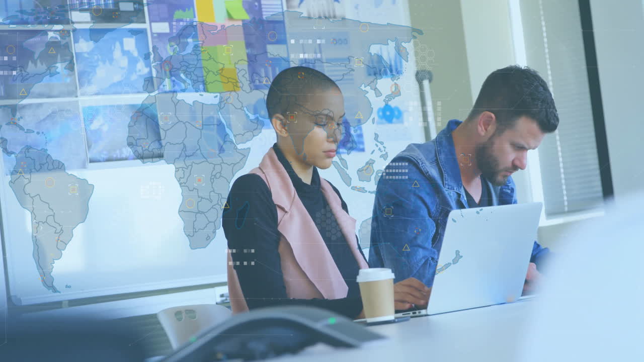 procesamiento de datos animación sobre el mapa del mundo, diversas personas de negocios que trabajan en la oficina