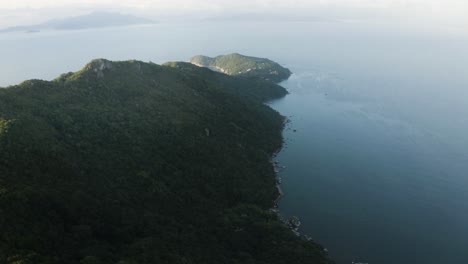 Luftaufnahme,-Die-Sich-An-Einem-Sommertag-Auf-Einem-Berggipfel-Aus-Tropischen-Wäldern-Vorwärts-Bewegt-Und-Die-Küste-Und-Das-Meer-Enthüllt