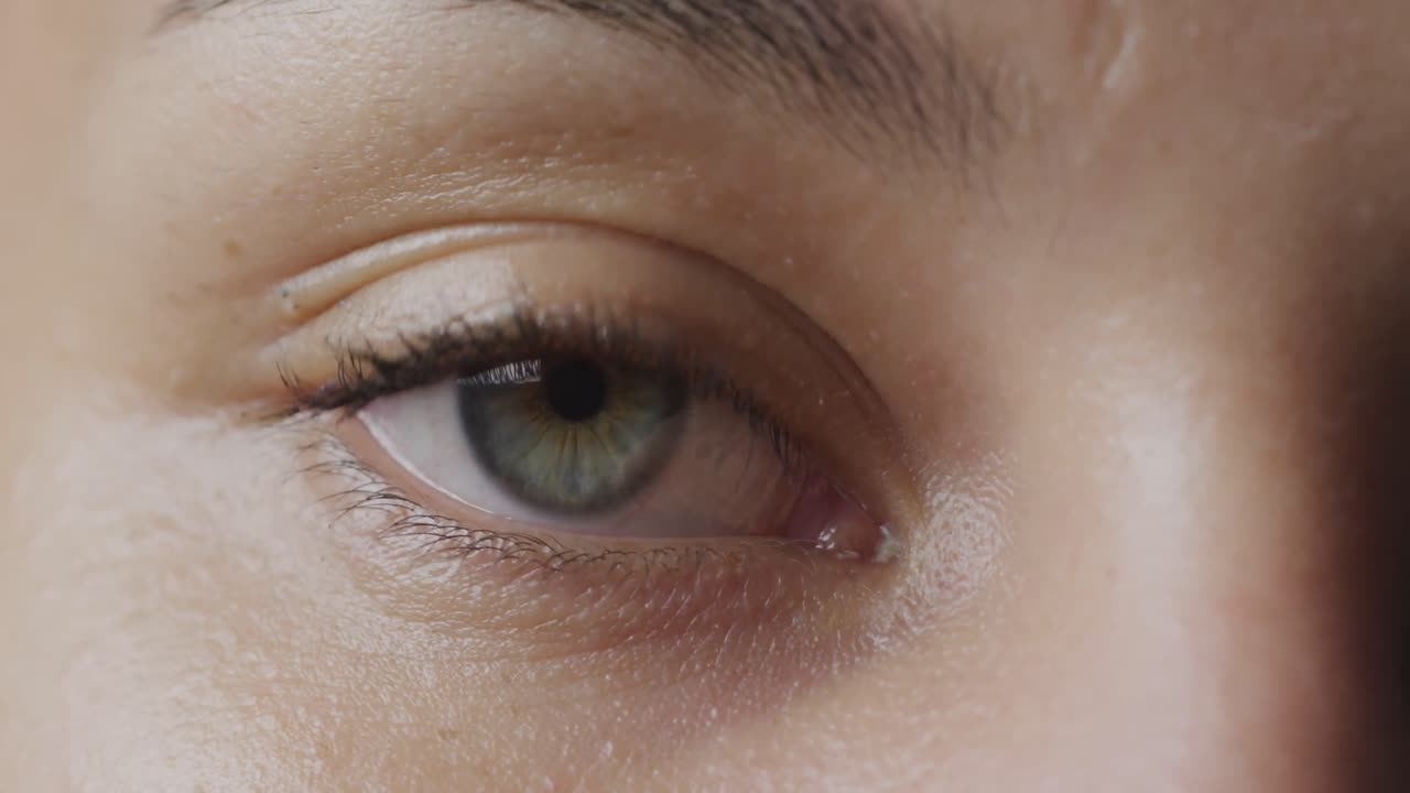 녹색 눈이  ⁇ 박이고