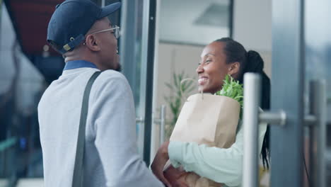 mujer negra, bolsa y comestibles