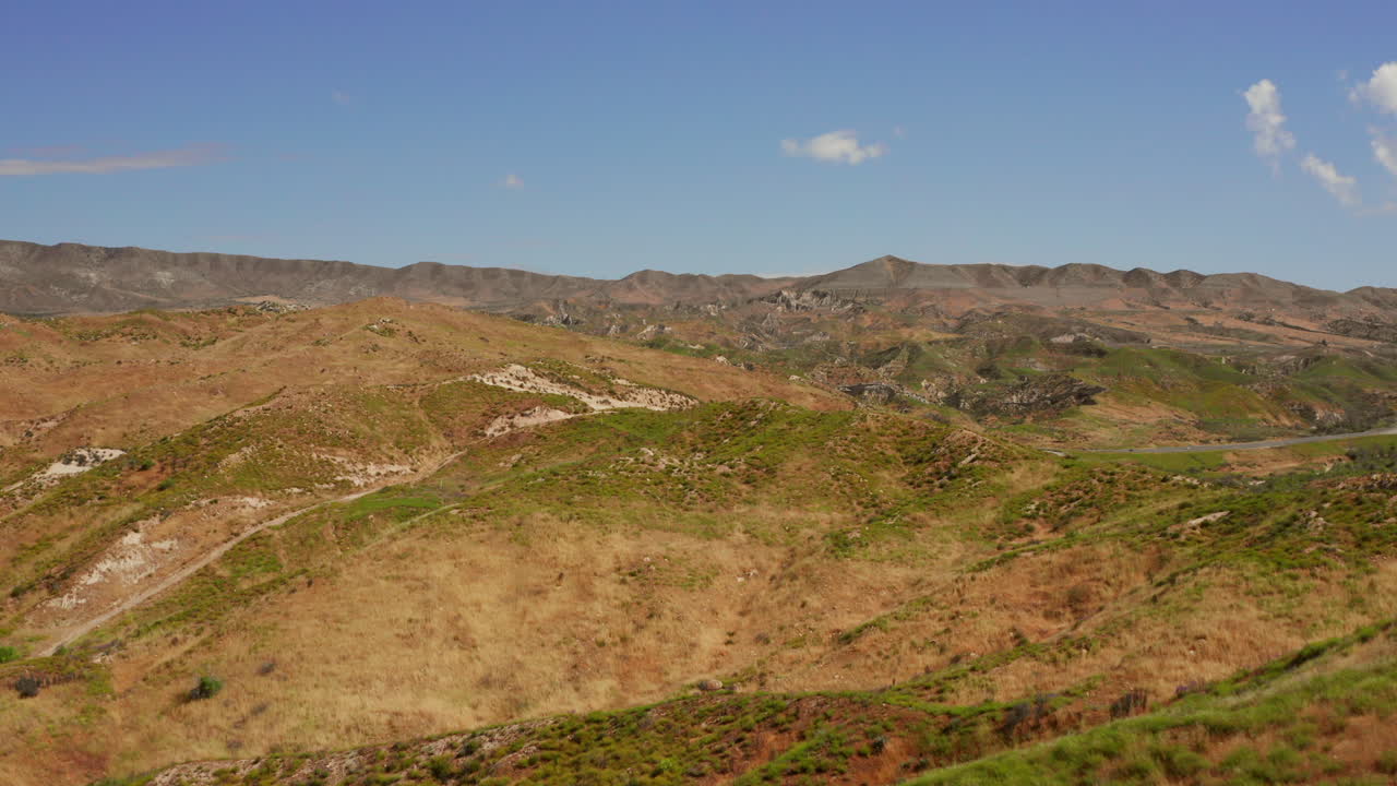 Le colline vicino alla I-15, nei pressi di Phelan, in California. Ripresa aerea