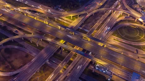 hyperlapse aéreo del tráfico sobre grandes puentes de intersección y carretera de circunvalación. vista aérea de 4k por un dron sobre una gran rotonda en bangkok, tailandia.