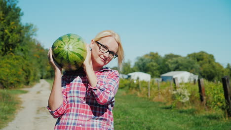 Frau-Trägt-Eine-Wassermelone-Auf-Einem-Bauernhof
