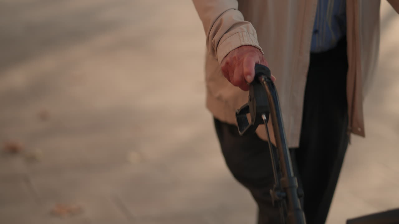 Persona anziana che cammina con un bastone