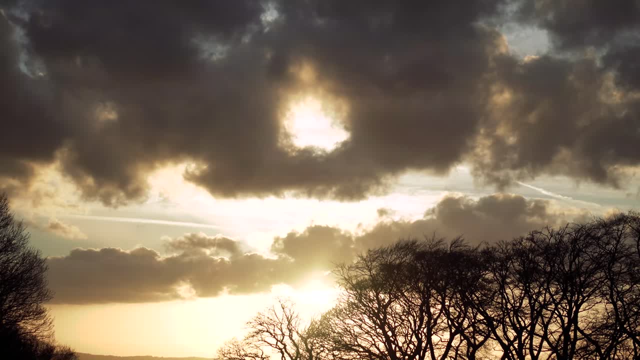 저녁 빛에 구름의 시간 경과