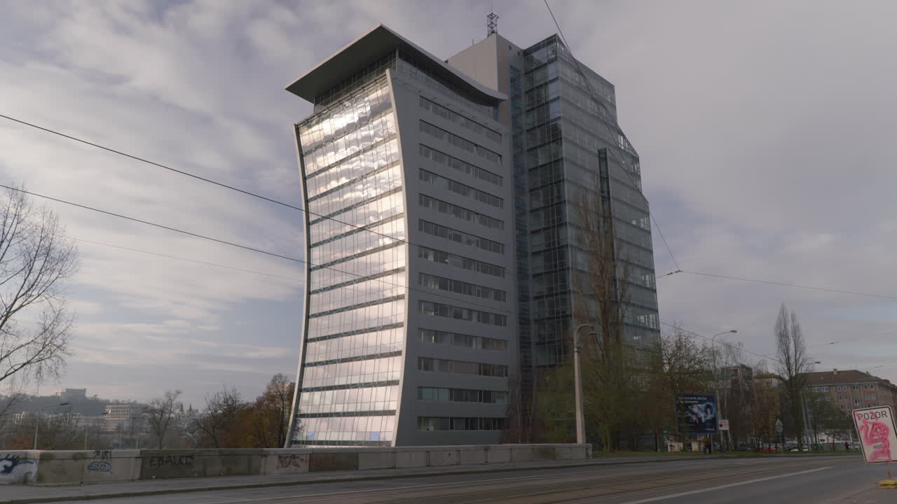 edificio de oficinas de lujo con panel de vidrio curvado único que refleja el sol