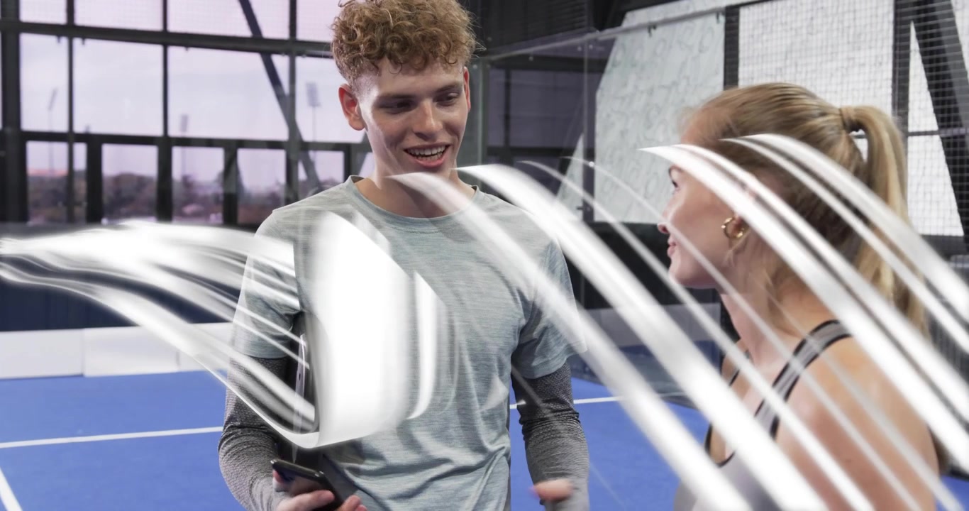 Uomo che tira fuori lo smartphone e tocca lo schermo, mostrando un grafico fitness animato per la revisione dell'allenamento