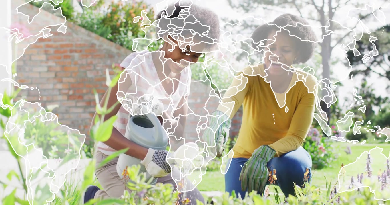 Madre che guida la figlia nell'innaffiare in giardino, avviando un'interfaccia con mappa del mondo in sovrimpressione per l'educazione ambientale.
