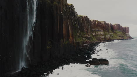 Impresionante-Cascada-En-Los-Acantilados-Del-Mar-En-La-Isla-Escocesa-De-La-Isla-De-Skye,-Aérea