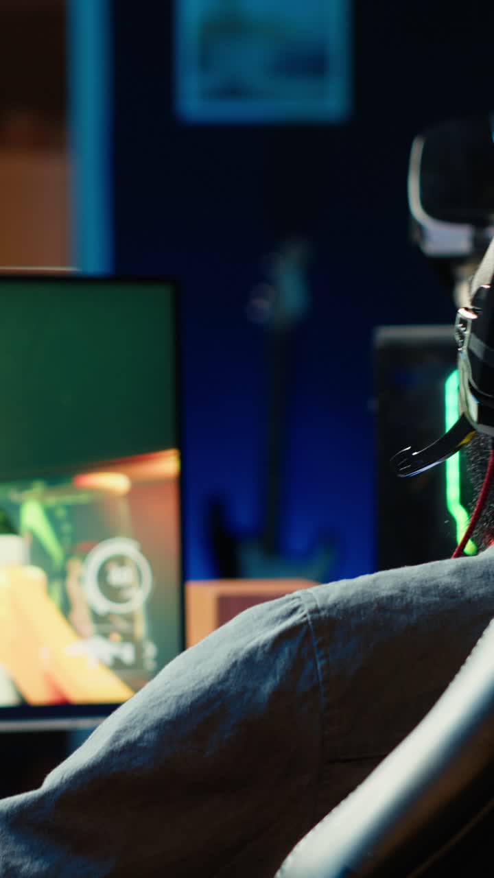 Lettore di video verticali che usa tastiera, mouse e cuffie per giocare a un videogioco sparatutto in prima persona