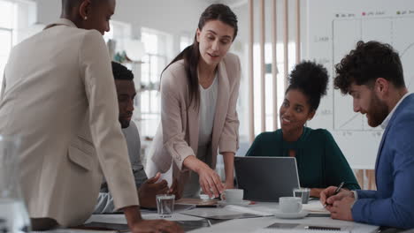 Mujer-Gerente-De-Reuniones-Del-Equipo-De-Negocios-Corporativos-Intercambiando-Ideas-Con-Colegas-Discutiendo-La-Estrategia-Del-Proyecto-Compartiendo-Ideas-En-La-Oficina