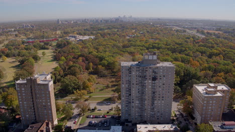 El-Dron-Se-Aleja-De-Los-Edificios-De-Apartamentos-Para-Revelar-Un-Barrio-Histórico-Y-Un-Parque-Urbano