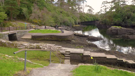 Die-Blaue-Lagune-Liegt-Versteckt-Direkt-An-Der-Hauptstraße-Von-Glengariff-Co-Cork-Irland