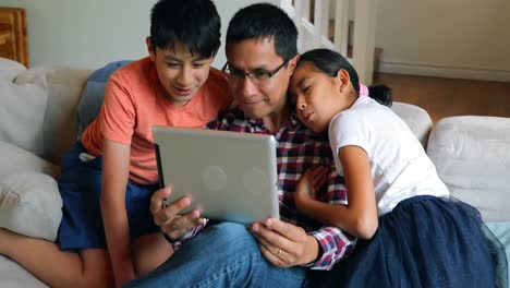 Vater-Und-Kinder-Nutzen-Digitales-Tablet-Im-Wohnzimmer-4k