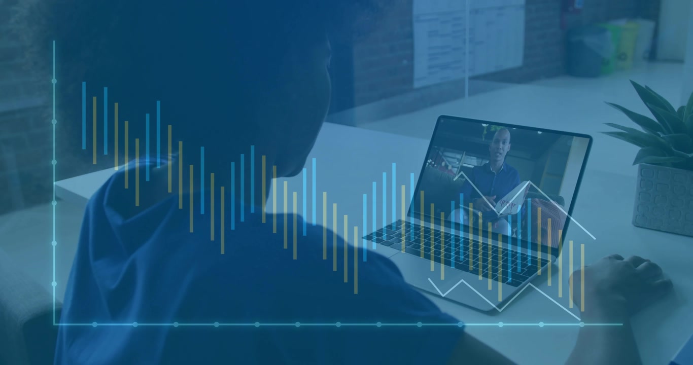 Persona che guarda una presentazione aziendale online con sovrapposizione di dati animati
