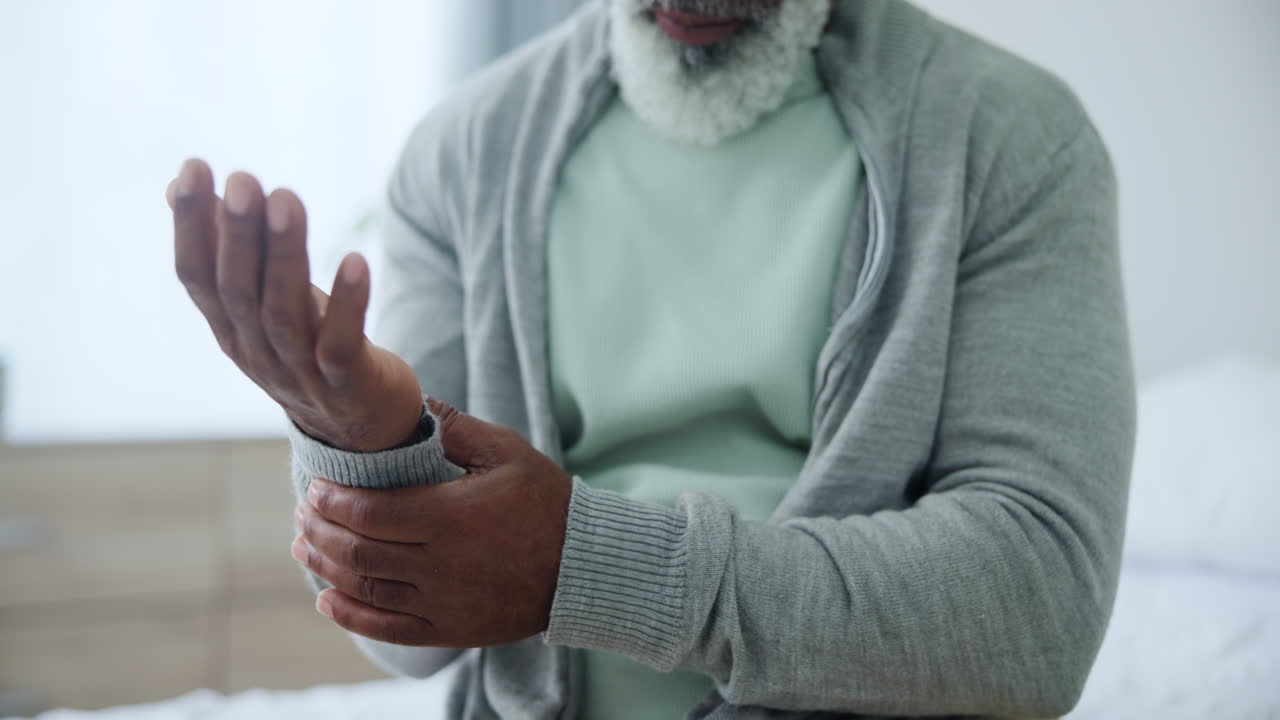 hombre anciano con dolor en la muñeca