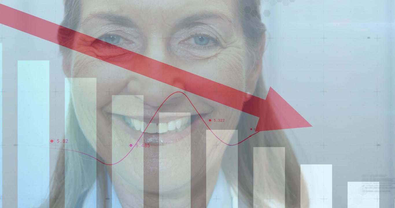 Medico con stetoscopio, telecamera che inquadra una freccia su un grafico, sorridente mentre affronta il declino della salute