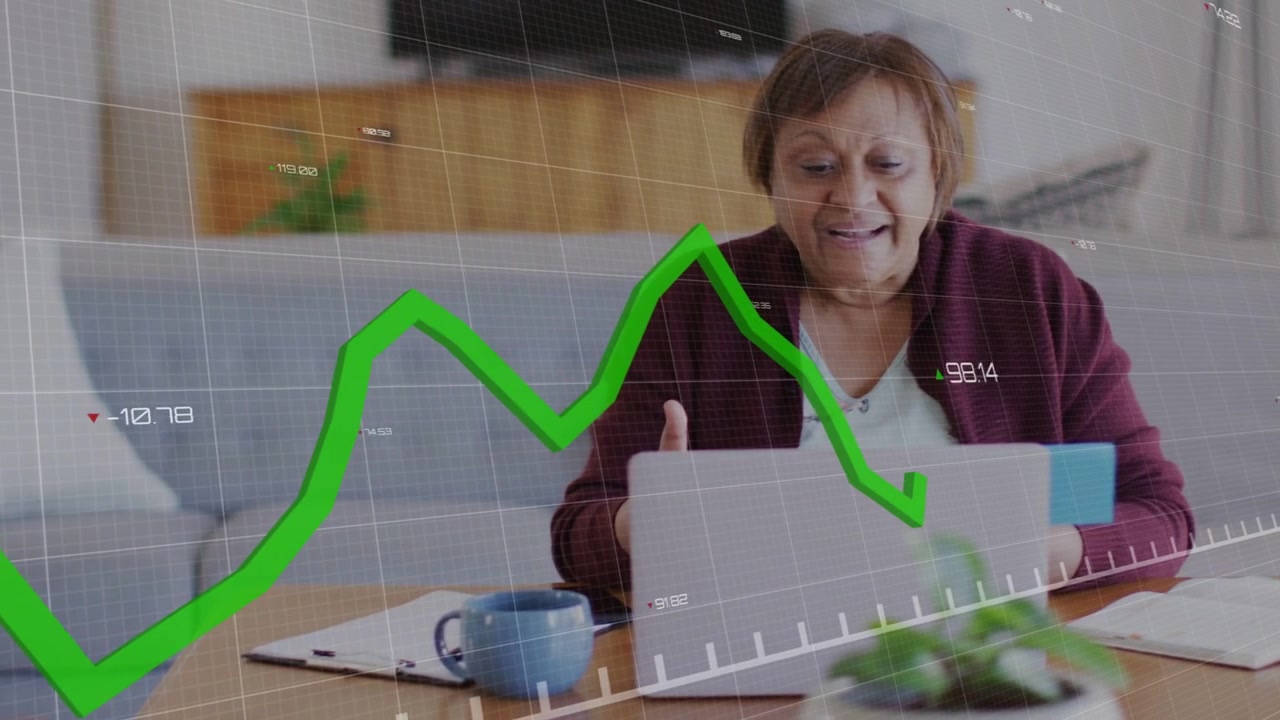 Donna matura china al laptop mentre appare una griglia finanziaria con una linea verde in aumento che monitora i guadagni