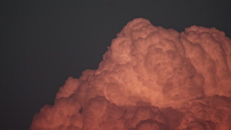 lapso de tiempo de la formación de una nube esponjosa al atardecer