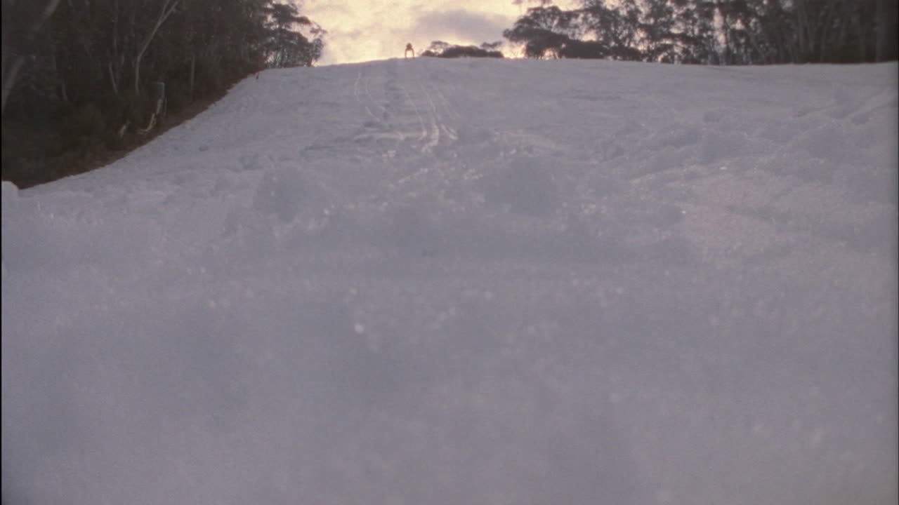 una persona desciende por una pendiente 1