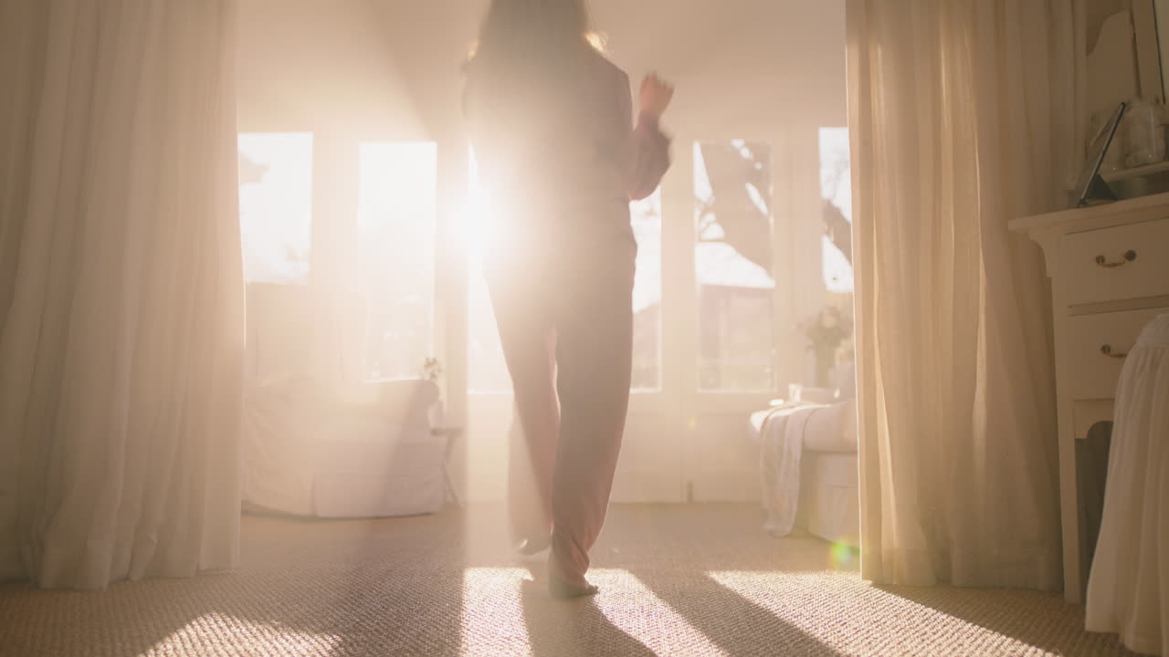 bellissima ballerina adolescente che si esercita a ballare in camera da letto che prova a ballare la mattina del fine settimana indossando il pigiama all'alba