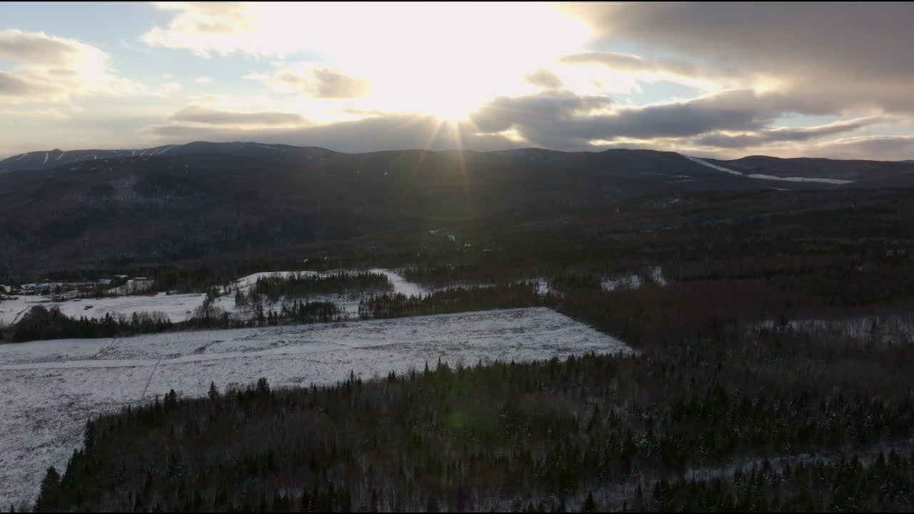 pintoresco paisaje invernal en charlevoix quebec, canadá - toma aérea