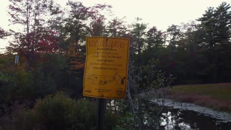 una toma rápida de una señal de advertencia desde el lanzamiento de un bote pequeño