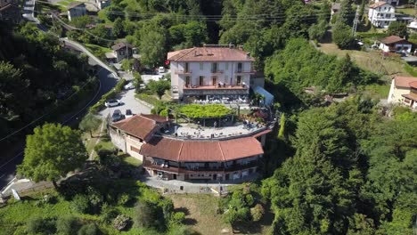 Hermoso-Hotel-Il-Perlo-En-Bellagio,-Italia-En-Un-Día-De-Verano-En-Las-Montañas