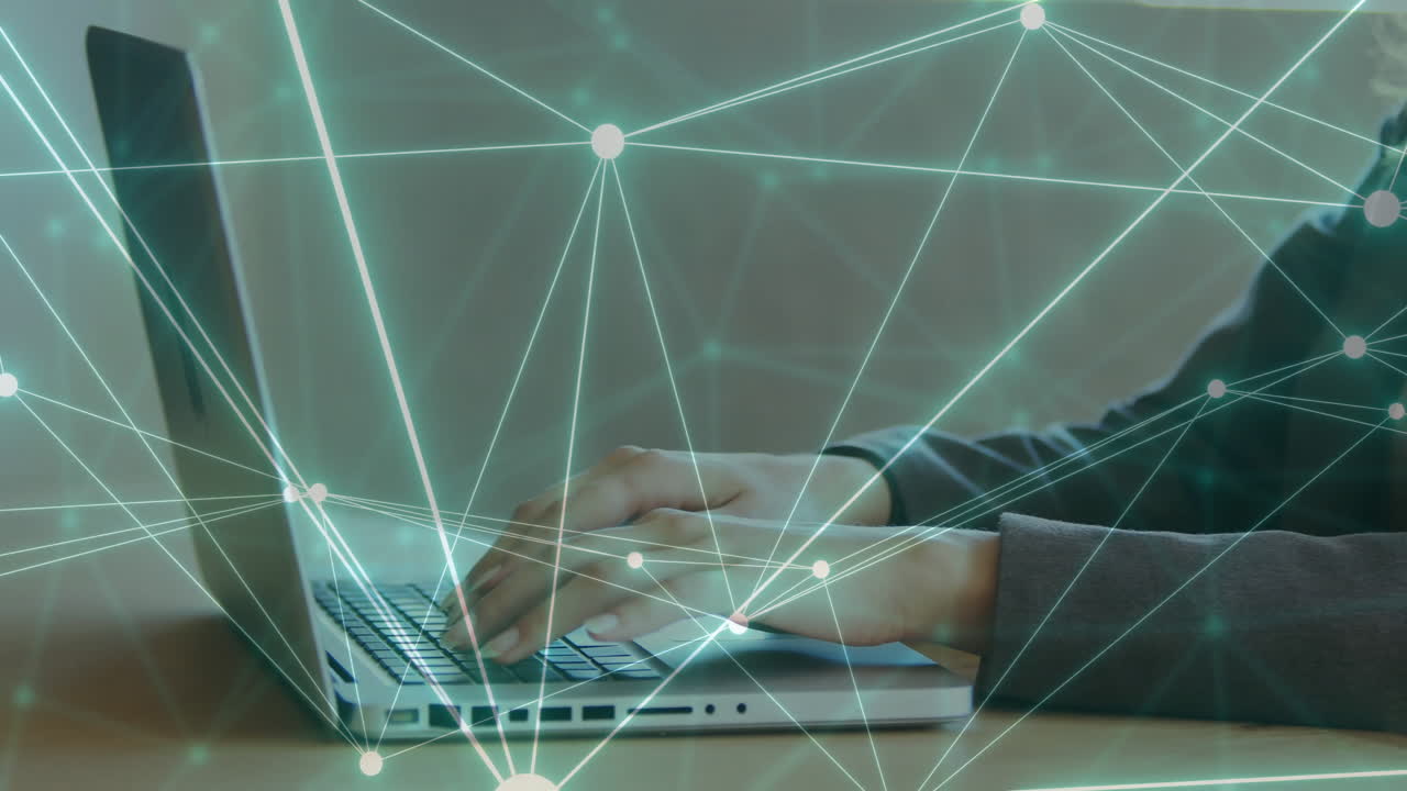 animación de la red de conexiones a través de una mujer de negocios caucásica que usa una computadora portátil en la oficina