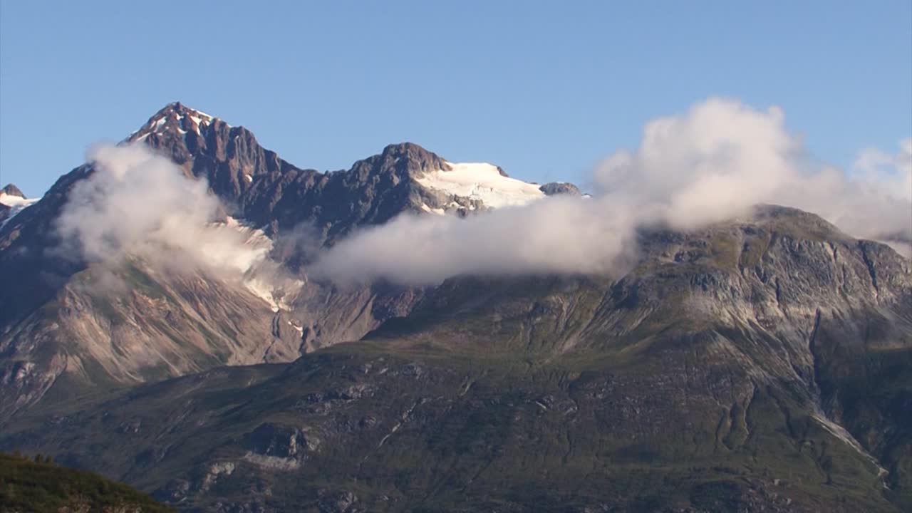 nubes blancas en la cima de las montañas en alaska