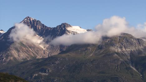 Weiße-Wolken-Auf-Den-Bergen-In-Alaska