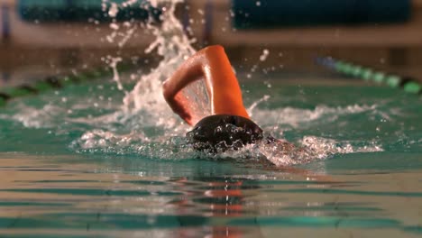 Colocar-Nadadora-Haciendo-El-Golpe-Frontal-En-La-Piscina.