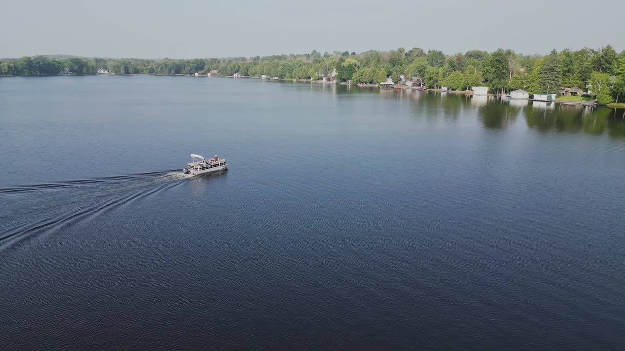 낮 에 해안 마을 근처 에 있는 평화로운 해양 풍경 을 여행 하는 배