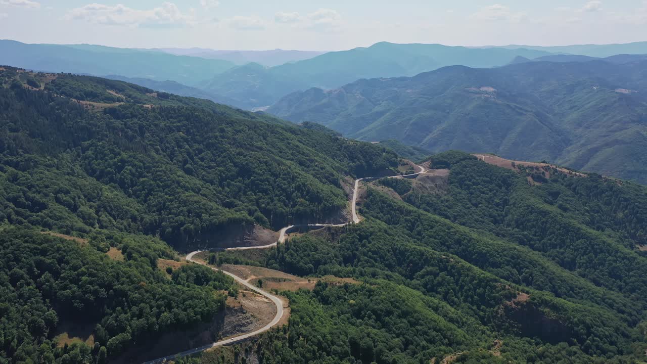vista aérea de la carretera rizada en las montañas rhodope rodeada de árboles verdes