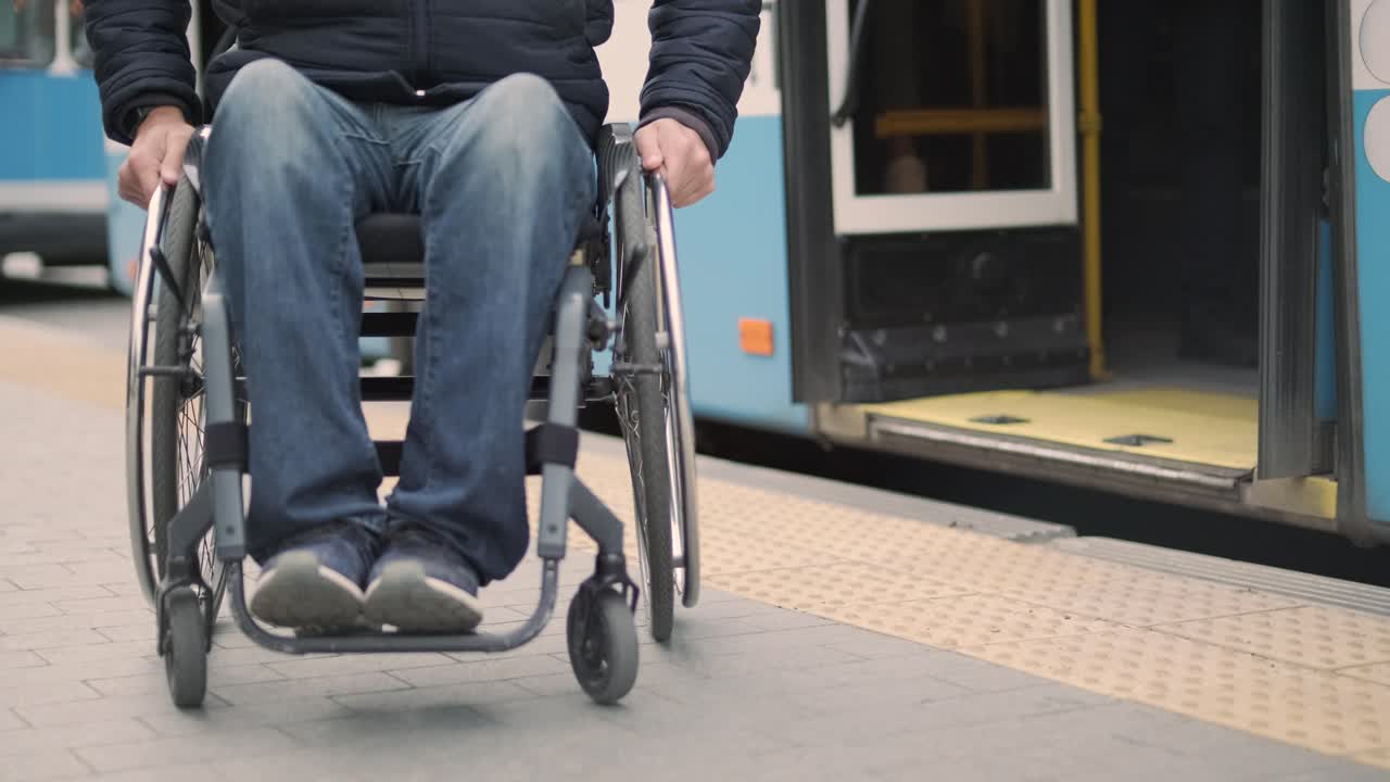 신체적 장애가 있는 사람은 대중교통을 이용하지 않습니다.