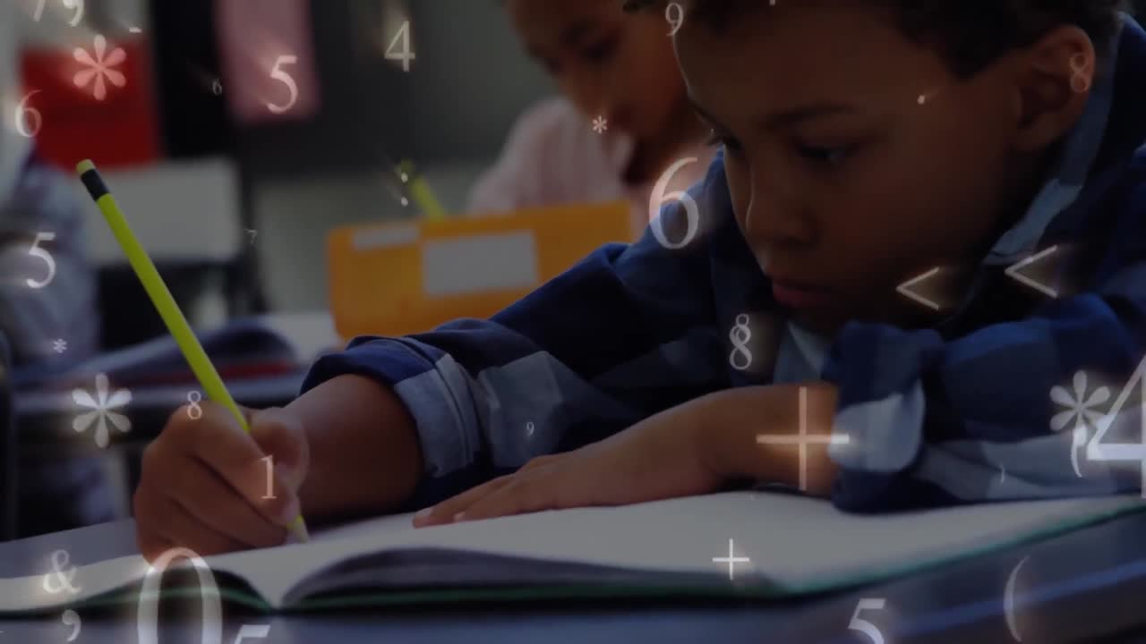 escolares escribiendo mientras los números y los símbolos se mueven