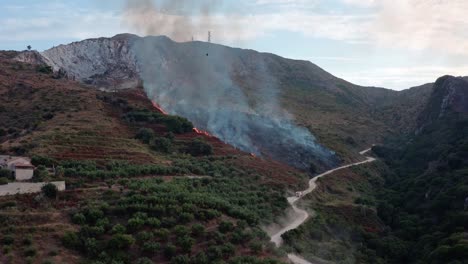 incendio forestal en antena de ladera, bosque en llamas
