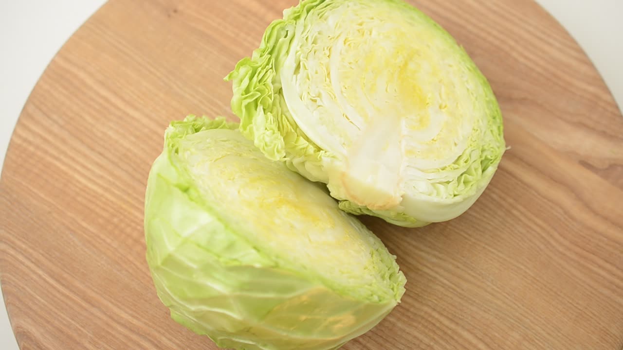まな板のキャベツ。動きのある撮影
