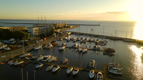 veleros atracados en la marina gdynia durante una vibrante puesta de sol en gdynia, polonia