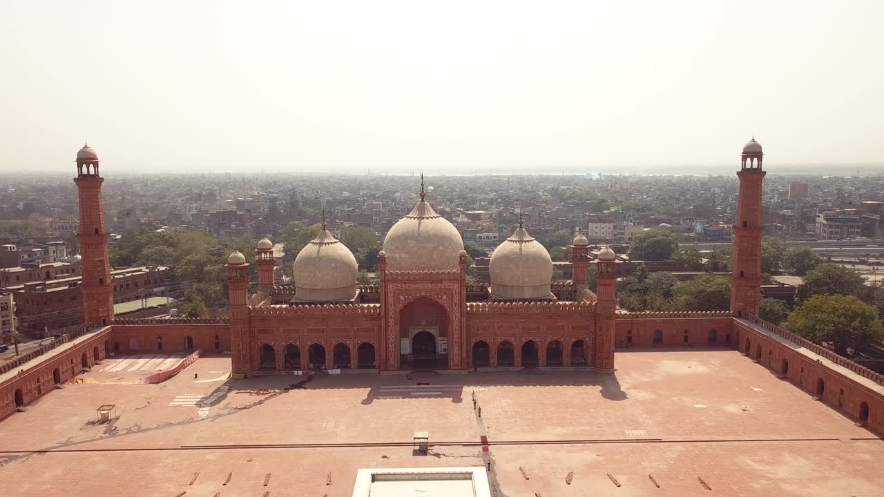 imágenes aéreas de 4k al patio principal de la mezquita de badshahi