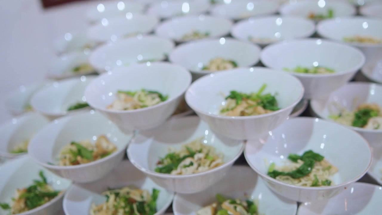 File di ciotole di insalata fresca disposte ordinatamente per un grande servizio di buffet di lusso.