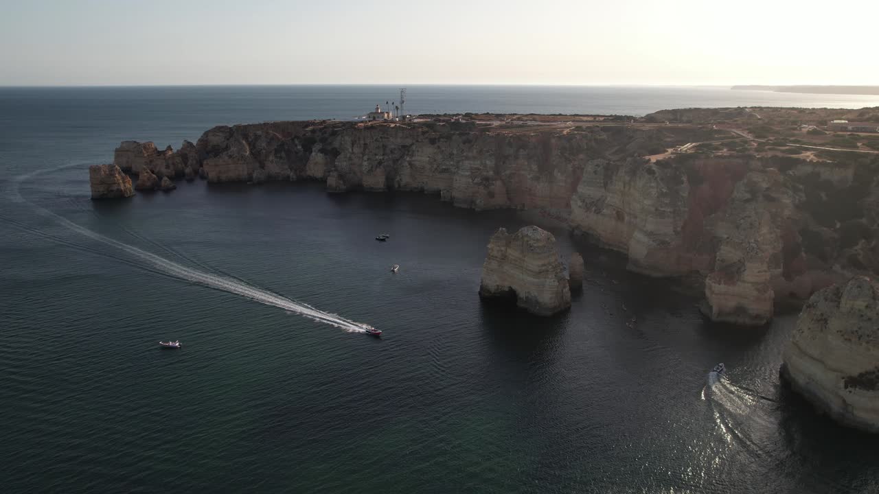 imágenes aéreas de aviones no tripulados de yates turísticos en aguas azules claras en lagos, portugal