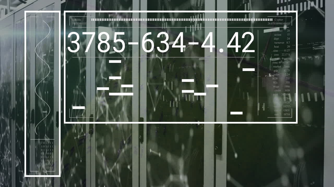 Animazione di un'interfaccia con elaborazione dati e una rete di connessioni sullo sfondo di una sala server.